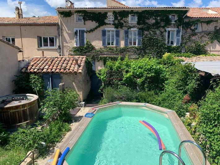 Maison d’hôte pour 12 personnes, avec Terrasse et Jacuzzi ainsi que Jardin et Piscine à Mormoiron