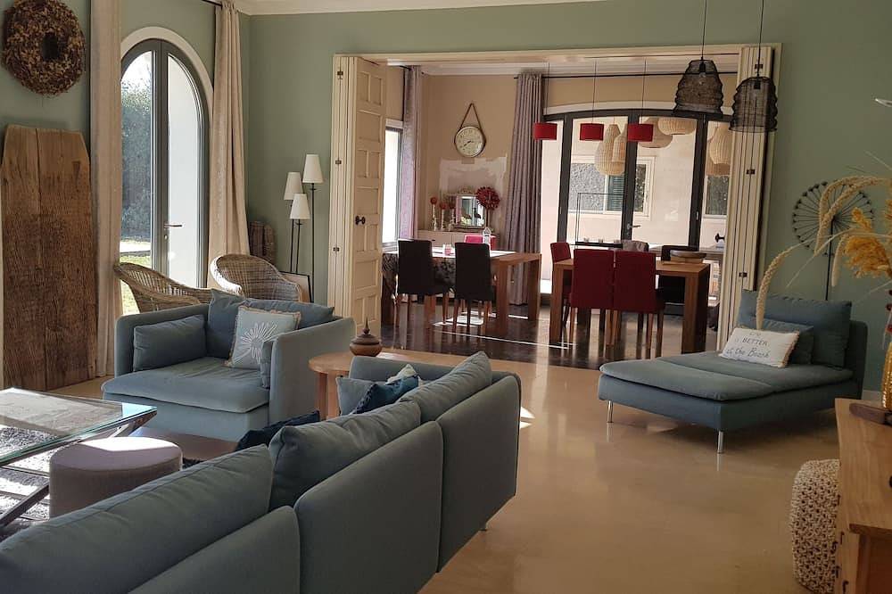 In the countryside, a very large villa to gather Family and Friends in Carcassonne, Carcassonne region