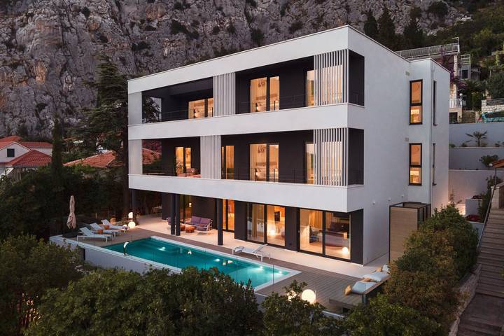 Ferienhaus für 16 Personen, mit Balkon/Terrasse und Meerblick sowie Garten und Pool in Omis