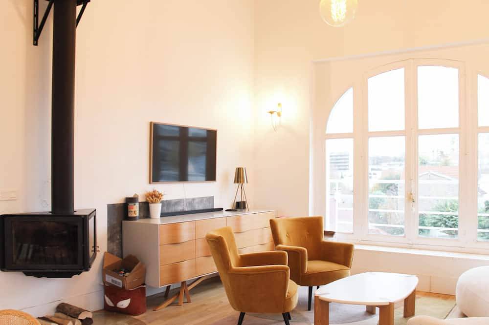 Entire apartment, Spacious stay in Suresnes, ideal for families! in Suresnes, Hauts-de-Seine
