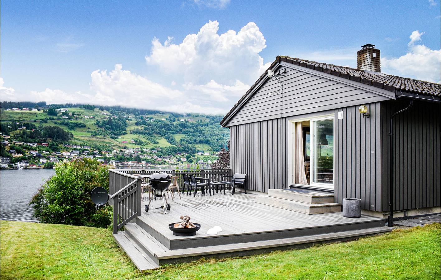 Vacation house for 9 people with yard in Hardangerfjord