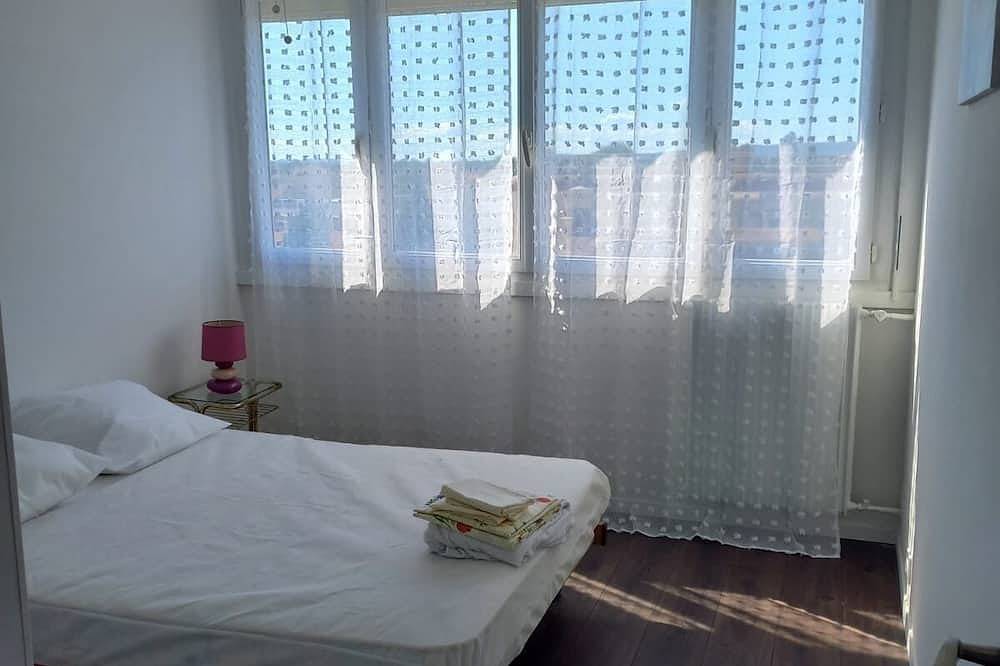 Entire apartment, Jardins de Cabrianne Pond view in Berre-l'Étang, Istres region