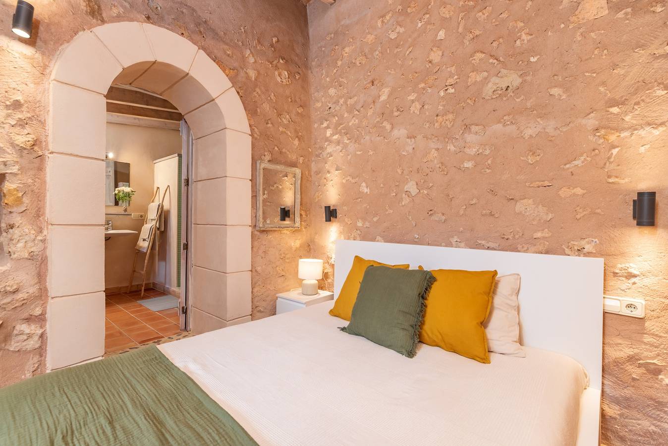 Ferienhaus 'Groc' mit Bergblick, Gemeinschaftspool und Wi-Fi in Costitx, Mallorca Inselmitte