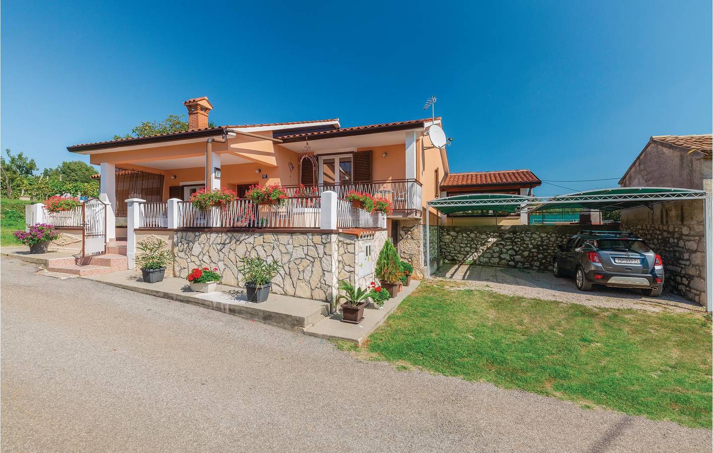 Charmant appartement avec piscine, terrasse et Wi-Fi près du centre-ville de Raša in Raša, Côte Est de l'Istrie