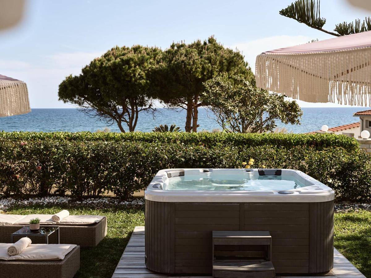 Sea Elegance Villa - On the Beach, by Zantewize in Ψαρού, Αλυκές
