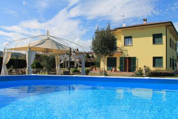 Gîte pour 10 personnes, avec jardin et balcon à Montecarlo (Toscane)