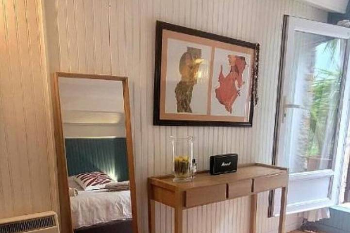 Entire apartment, Charming little studio (no kitchen) ideal for a couple Swimming pool- Sea 5 mins away in La Ciotat, Marseille region