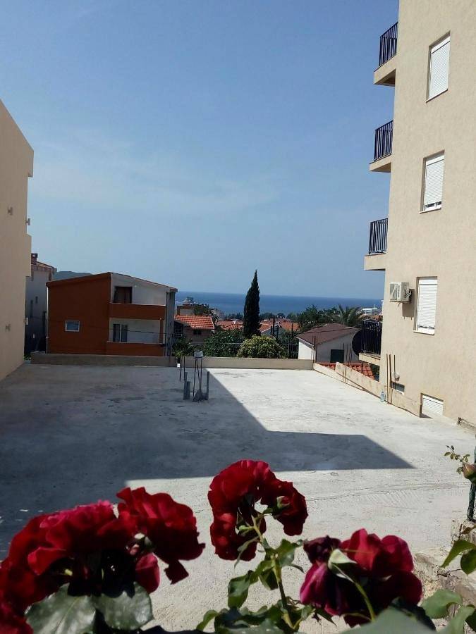 Ferienwohnung für 2 Personen, mit Terrasse und Garten sowie Ausblick in Budva - 3