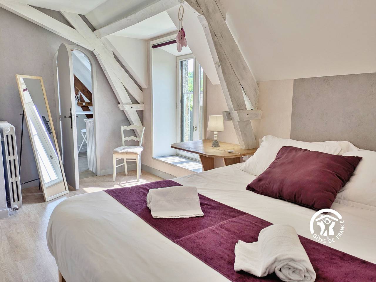 Charmantes Ferienhaus auf dem Land mit Angelteich, großem Garten, Kamin und Wlan in Brecé, Mayenne