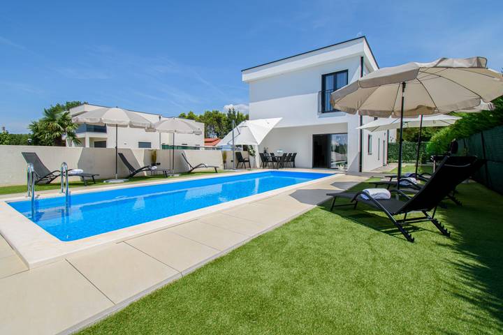 Villa für 8 Personen, mit Terrasse und Pool in Poreč - 2
