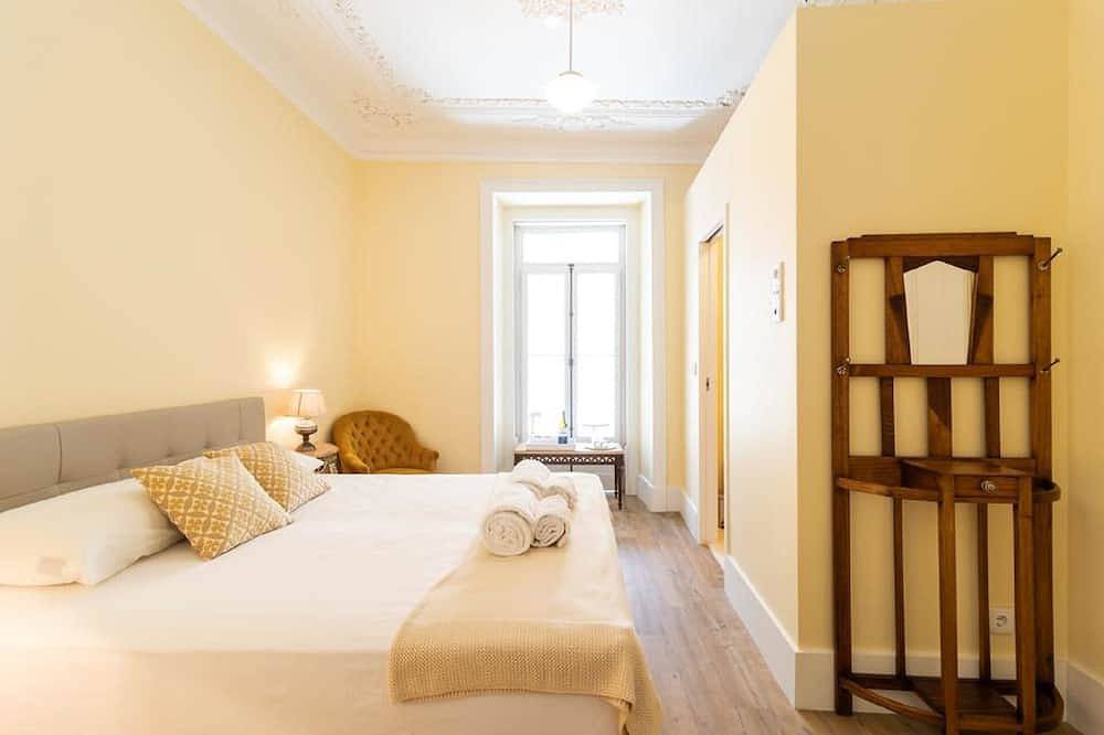 Guesthouse - Double Room with Private Bathroom (Room 5 Archangel) in Graça, São Vicente (Lissabon)