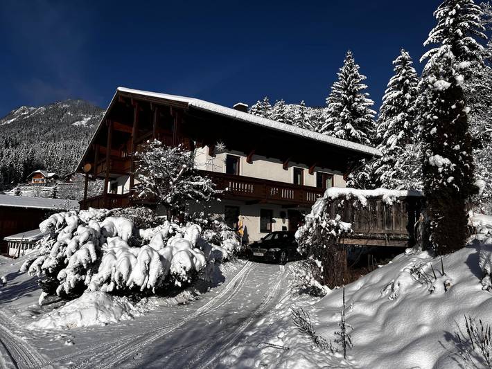 Ferienwohnung für 2 Personen, mit Balkon und Terrasse sowie Garten und Pool in Haus