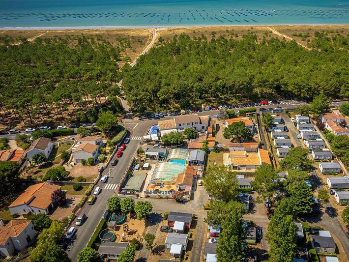 Camping pour 4 personnes, avec piscine et bassin pour enfant
