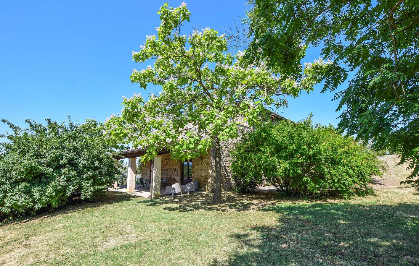 Ritiro in riva al fiume con piscina, giardino e parcheggio in San Venanzo, Perugia e dintorni