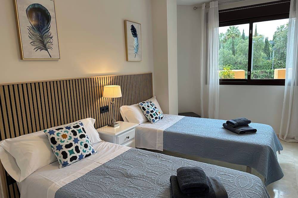 Entire apartment, 2nd line lux beachside apartment with hot tub-3 sunny terraces and fibre wifi in Saladillo Benamara, Estepona