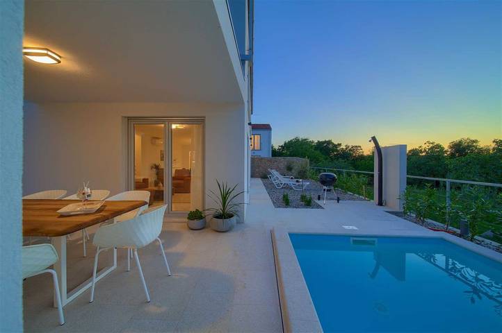 Villa Rossa with heated swimming pool in Hlapa, Krk