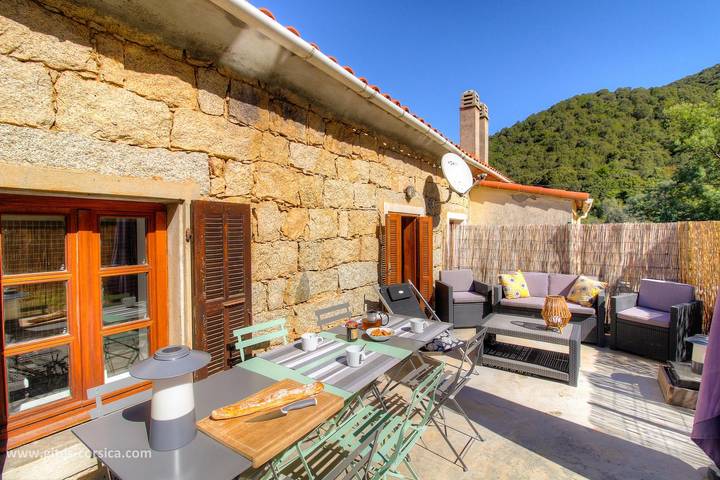 Gîte pour 6 personnes, avec Terrasse ainsi que Jardin et Vue à Sainte-Lucie-de-Tallano