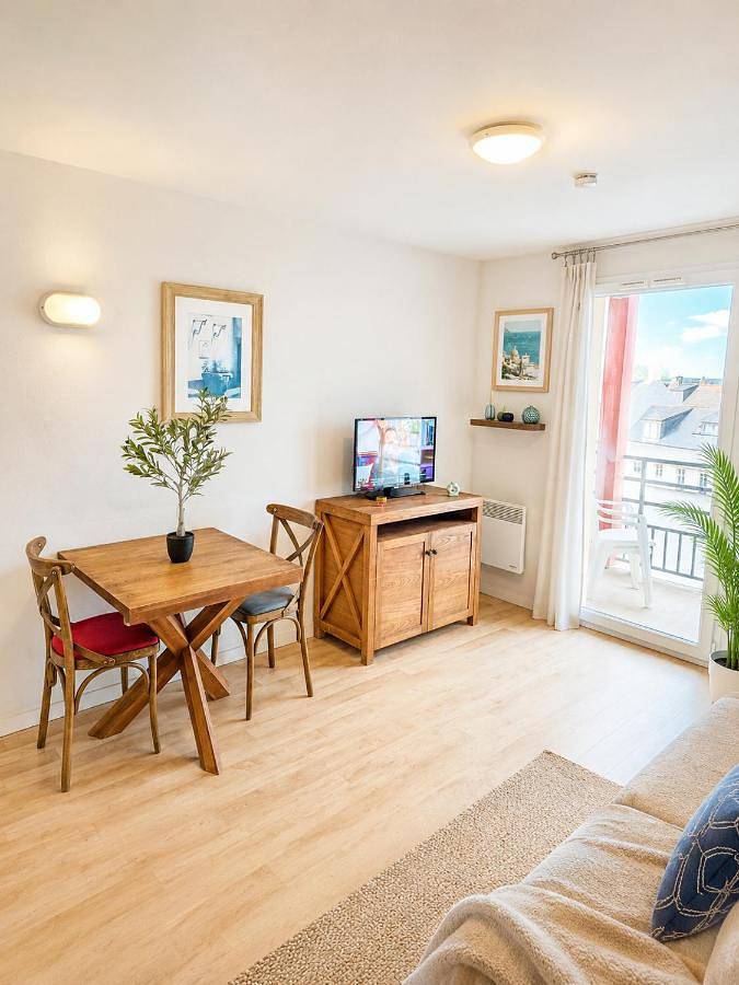 Appartement de vacances pour 4 personnes, avec balcon et bassin pour enfant ainsi que vue et piscine