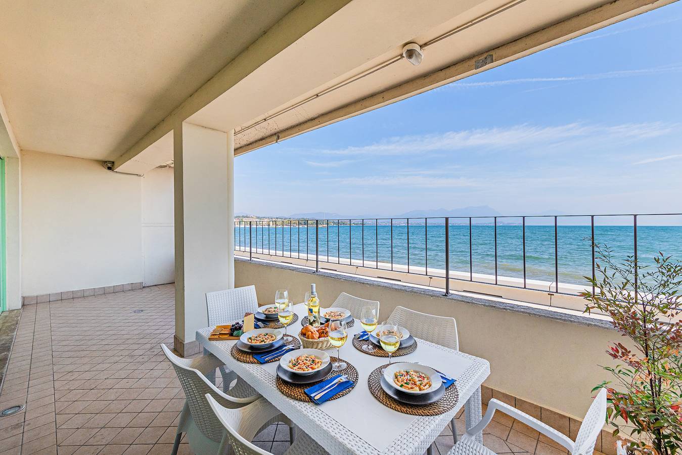 Ganze Wohnung, Residenza Miralago with pool - Two-bedroom with terrace in Desenzano del Garda, Gardasee-Berge