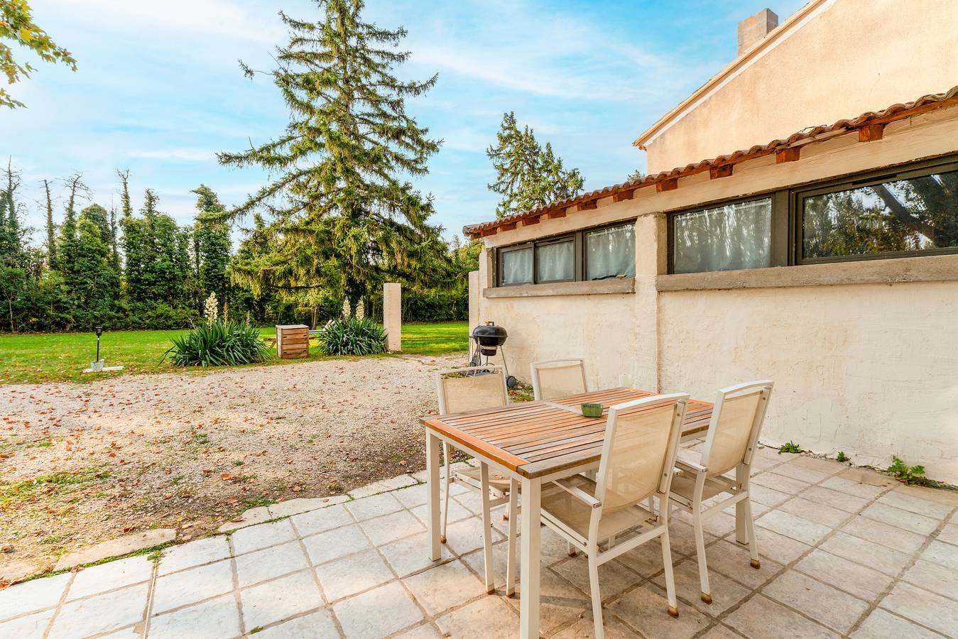 Gîte 'Le Gite Au Coin Du Feu' with Private Terrace, Wi-Fi and Air Conditioning in Cabannes, Arles region