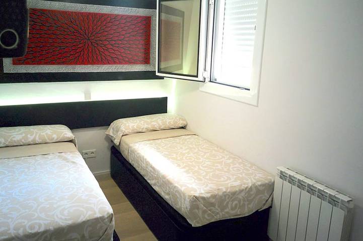 Apartamento entero, Luminoso apartamento reformado con vistas a viñedos, mar y piscina. in San Pedro de Ribas, Garraf