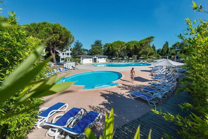 Hôtel, avec Terrasse ainsi que Jardin et Piscine