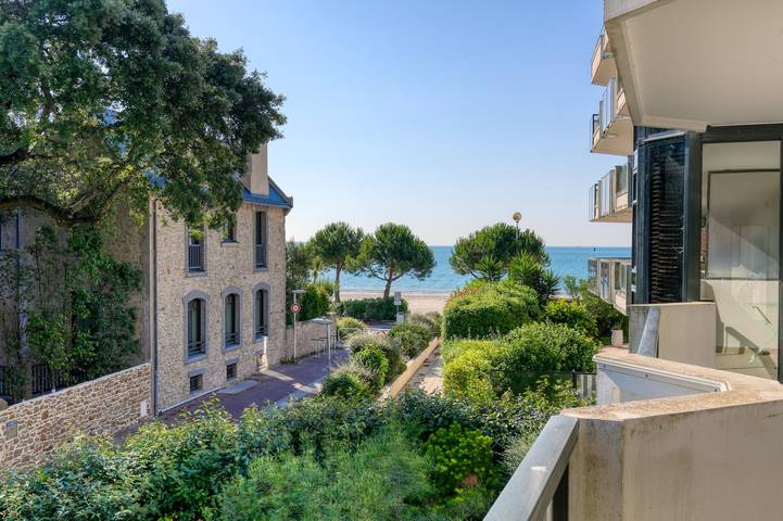 Entire studio, Studio Apartment 'Cosy Au Bord De L'eau' with Balcony in La Baule-Escoublac, Côte d'Amour