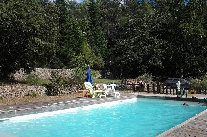 Location de vacances pour 4 personnes, avec balcon et jardin à Carcès