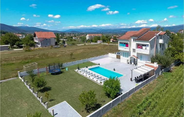 Ferienhaus für 16 Personen, mit Balkon und Pool