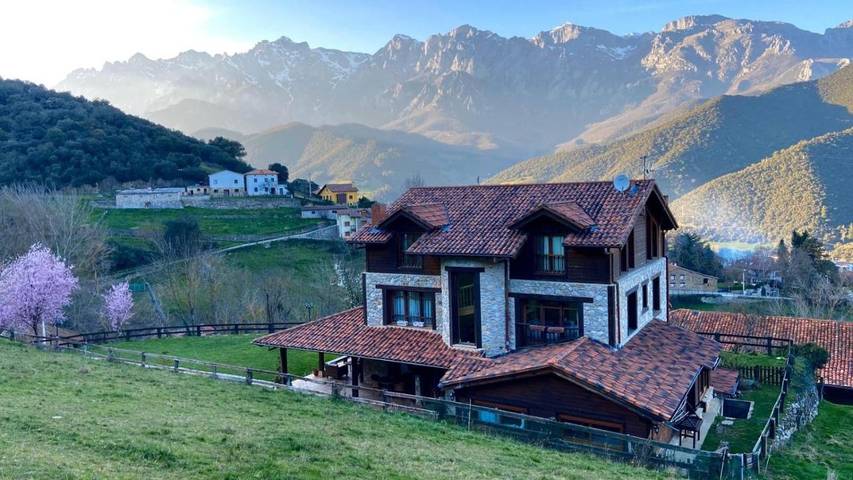 Casa de huéspuedes para 2 personas, con Terraza y Jardín además de Piscina y Vistas en Liébana