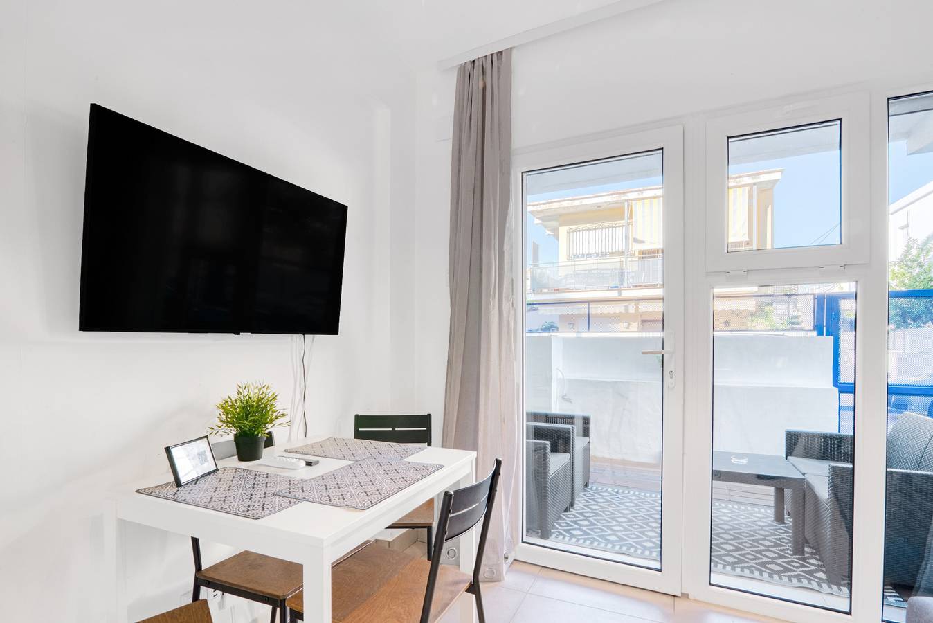 Apartamento entero, Apartamento vacacional "Soleole1" con terraza compartida y Wi-Fi in Playa de Gandía, Costa de Valencia