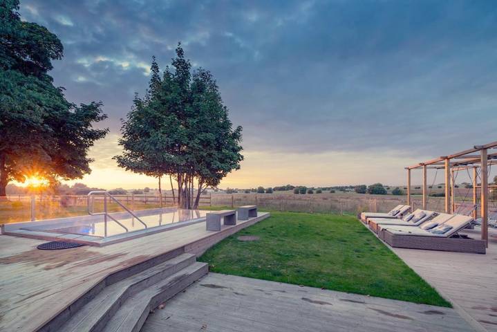 Hotell för 4 Personer, med Terass samt Bubbelpool och Trädgård och Pool i Skurup