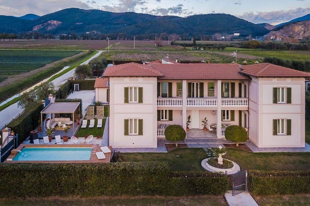 Luxury Contemporary Villa with Private Pool in Vecchiano, Italienische Riviera