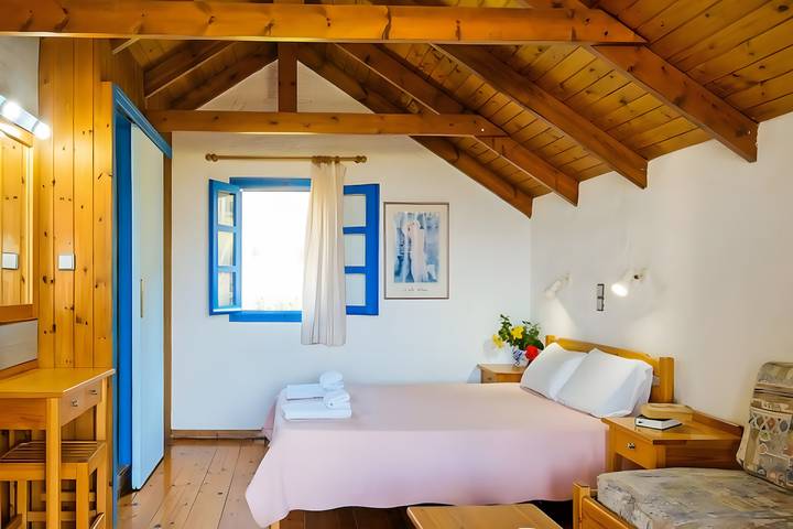 Cottage for 4 people, with yard and lake view as well as balcony in Greece