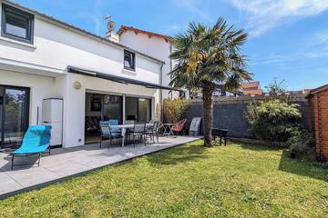 Gîte pour 8 personnes, avec terrasse et jardin dans Gare De Pornic