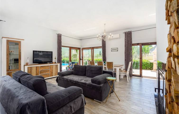 Charmantes 1-Zimmer-Apartment mit Pool und Terrasse, 400 m vom Stadtzentrum von Dugopolje entfernt in Dugopolje, Dalmatinisches Zagora