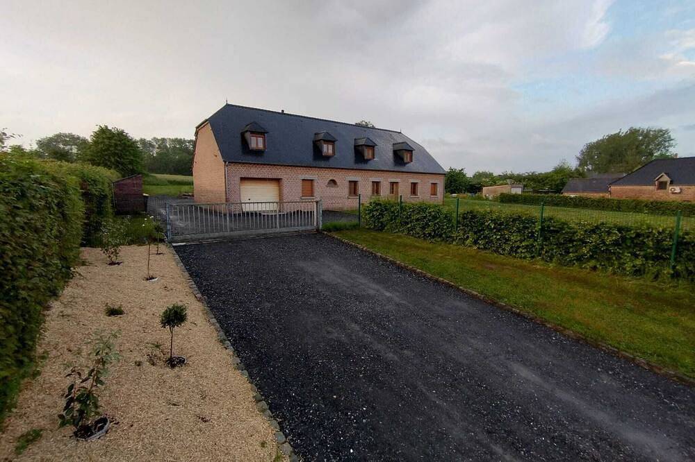 Belle Maison de Campagne au Centre du Village Surplombant la Vallée de L'oise in Englancourt, Aisne