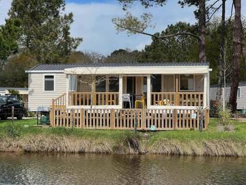 Camping pour 6 personnes, avec terrasse ainsi que vue et piscine à Lège-Cap-Ferret