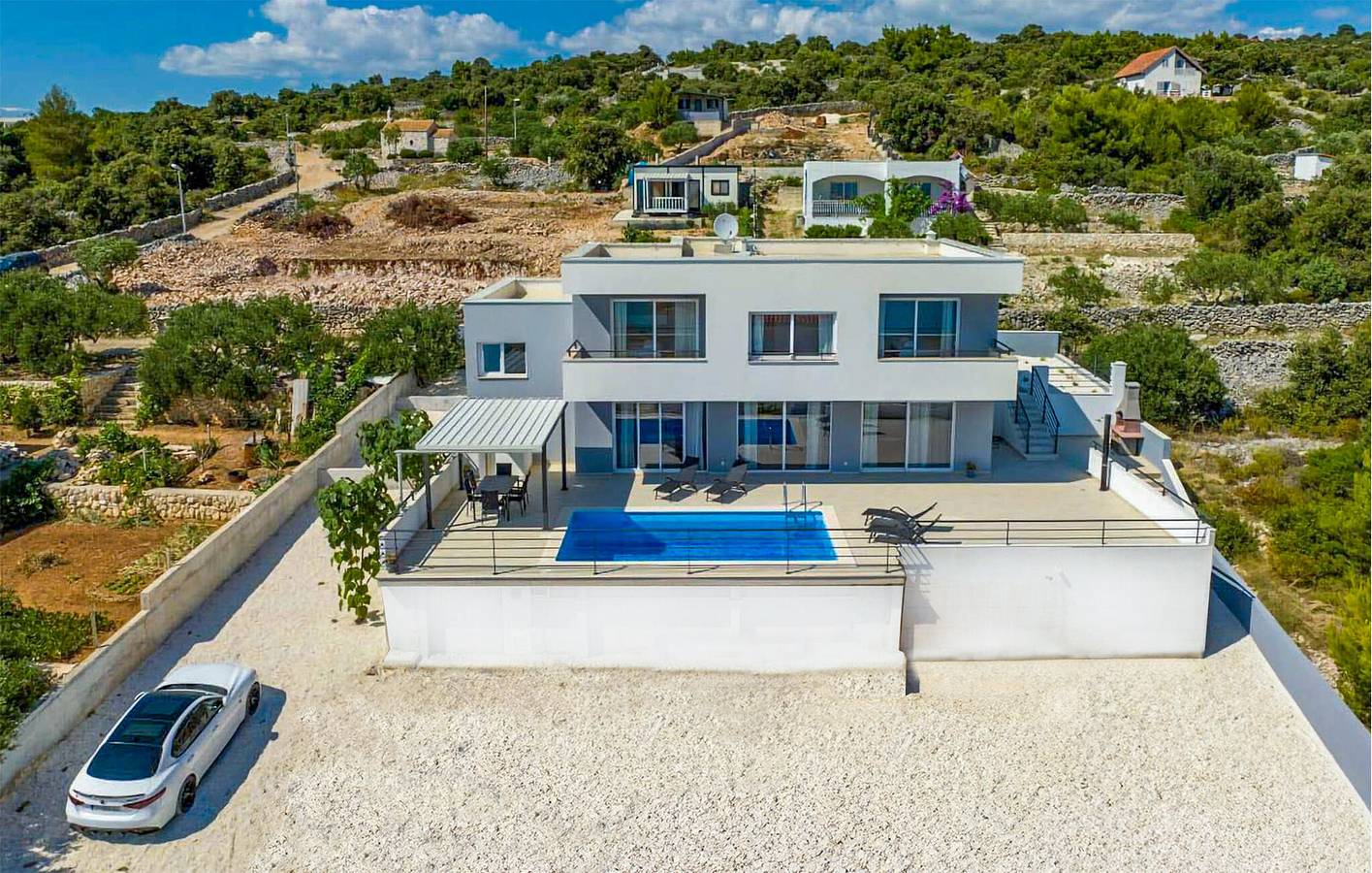 Wohnung am Meer mit Pool, Küche und Garage – 2,5 km bis zur Küste in Sevid, Split-Dalmatien