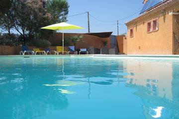 Gîte pour 4 personnes, avec piscine ainsi que terrasse et jardin à Montséret