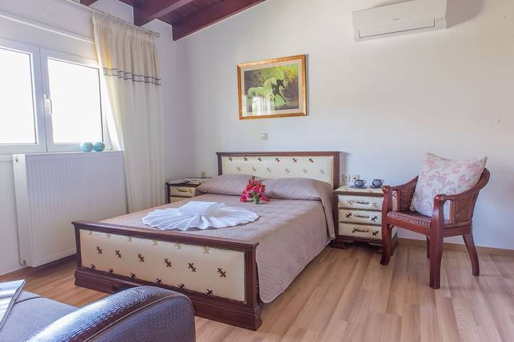 2 Bedroom Villa in Galatas with a lovely garden in Chania region