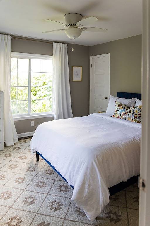 The Coliseum Cottage. 1 King/ 2 Queen Beds. Close to coliseum and colleges. in Greensboro, Guilford County