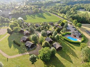 Station pour 4 personnes, avec piscine ainsi que vue et jardin dans Bourgs sur Colagne