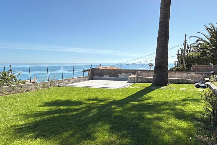 Heavenseahome, villa con vista mare, ampi spazi e tranquillità. Animali ammessi. in Costa Saracena, Augusta (comune)