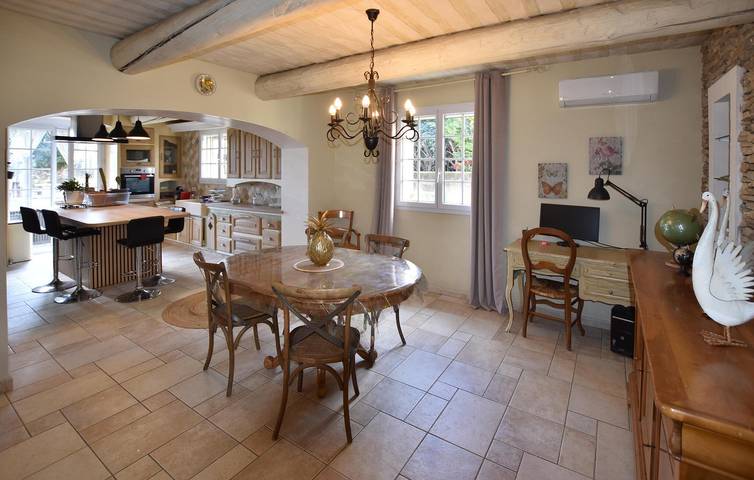 Appartement moderne avec piscine et parking, à 2,5 km d'Althen-des-Paluds in Entraigues-sur-la-Sorgue, Vaucluse