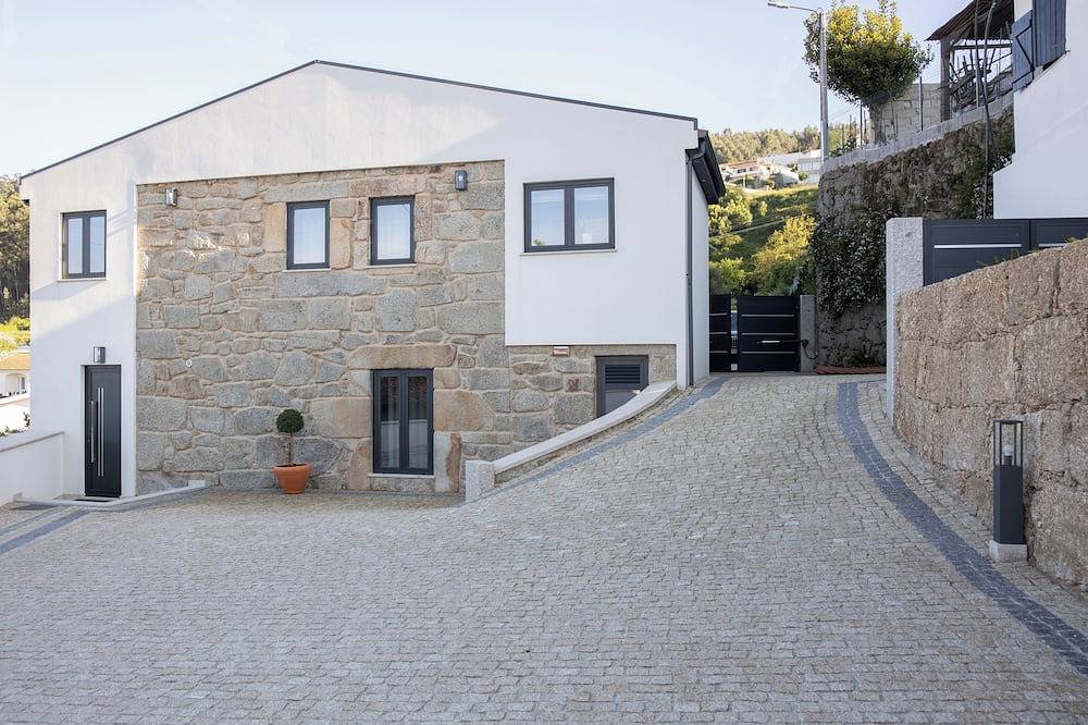 \na calm and peaceful place, ideal for families, surrounded by history. in Distrito de Porto