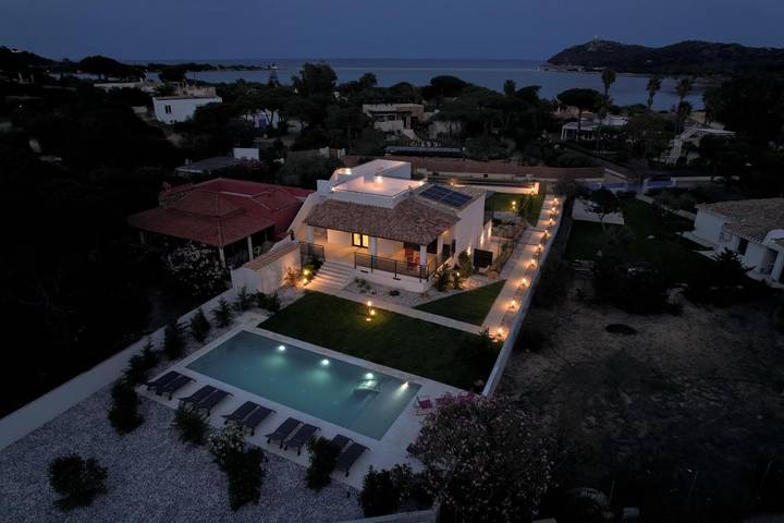Apartahotel para 3 personas, con Balcón y Terraza además de Jardín y Piscina en Villasimius