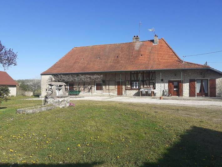 Gîte pour 6 personnes, avec jardin, adapté aux familles dans Montret