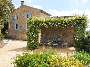 Gîte pour 4 personnes, avec terrasse et piscine à Venterol
