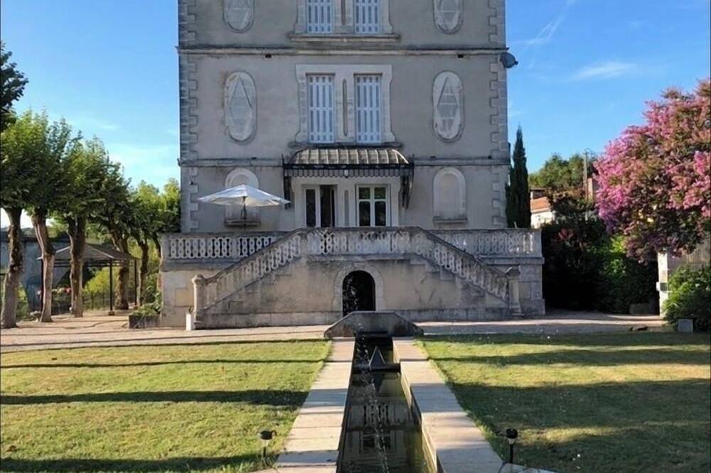 Petit Chateau de la época de \"La Belle Époque\" a orillas del río L’Isle. in Saint-Astier (Dordoña), Périgord Blanc